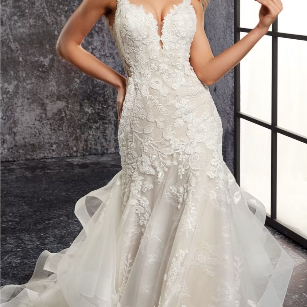 Elegant Lace Wedding Dress in Cream